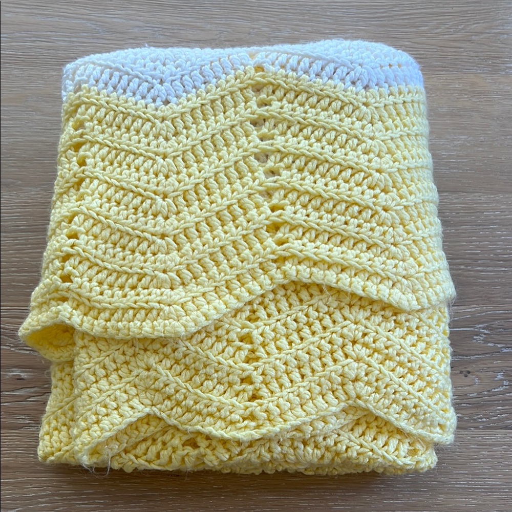 💛🐣HANDMADE VINTAGE INSPIRED KNITTED BABY BLANKET YELLOW & WHITE🐣💛